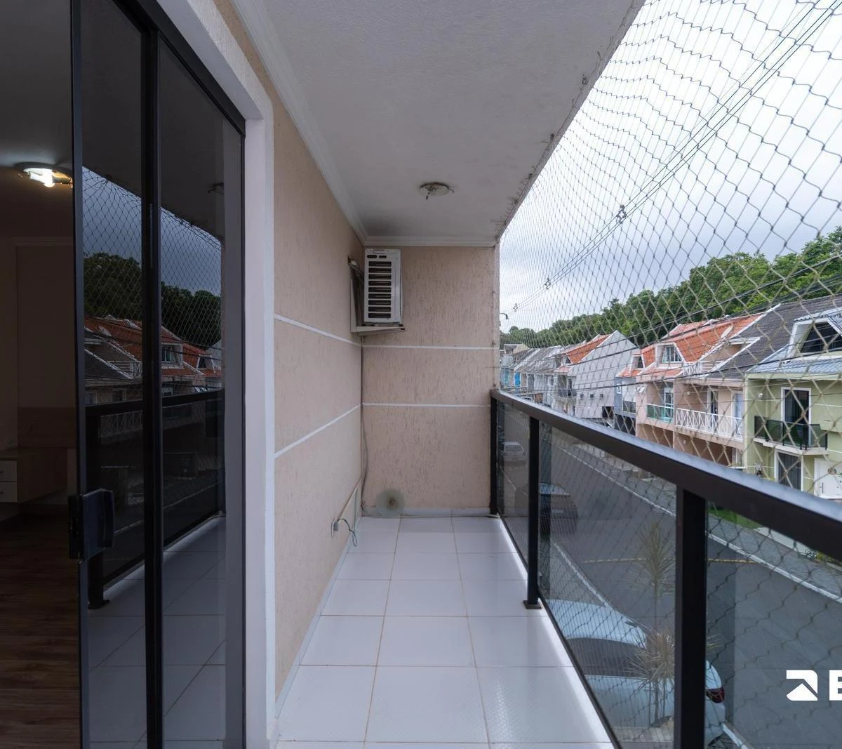 Balcony with a grill in a 3-bedroom house, 118 m² — photo 31
