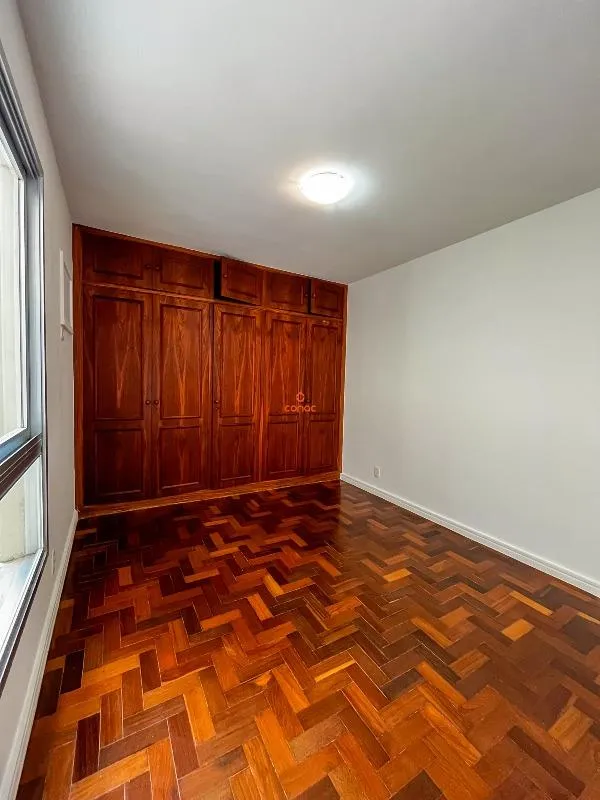 One-bedroom apartment with wood or laminate floors — photo 4