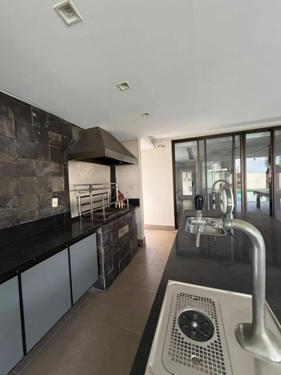 Casa com cozinha americana, 4 quartos e 5 banheiros, 980 m² — photo 3