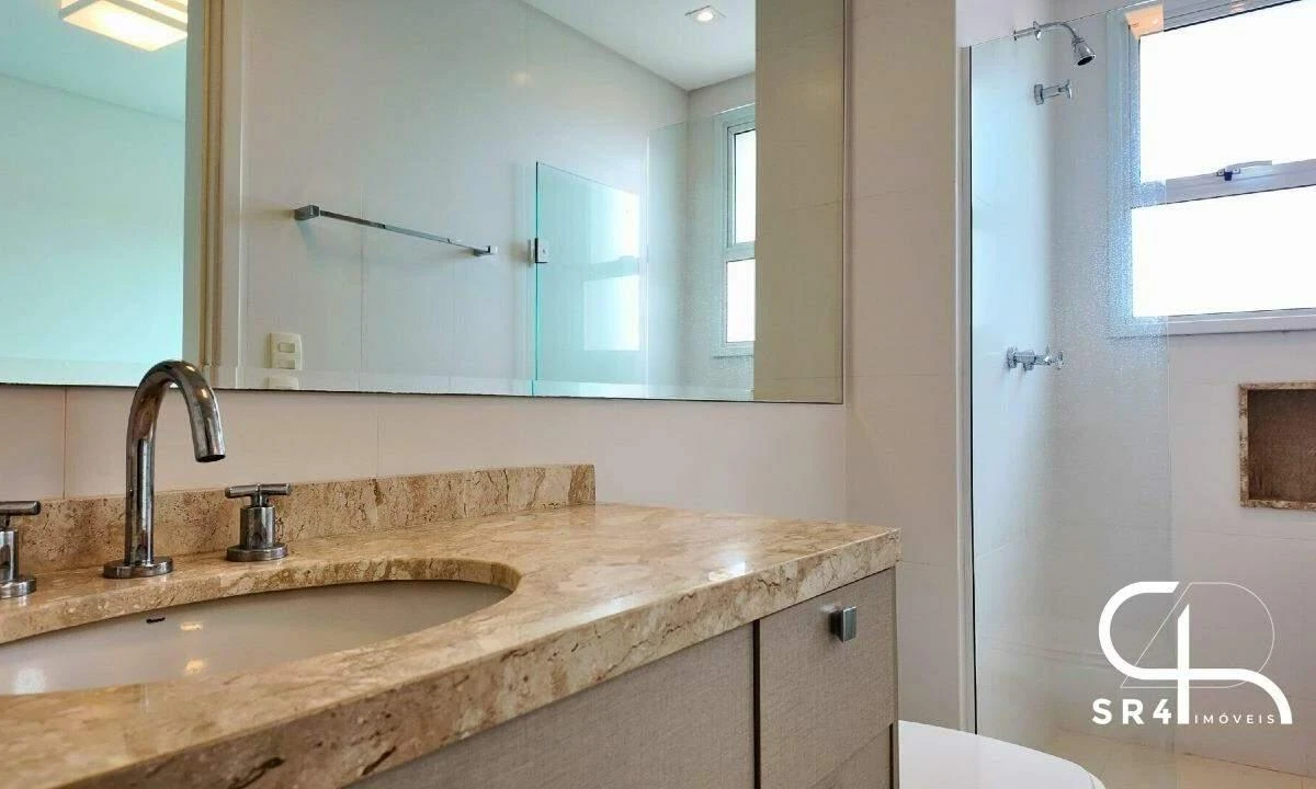 Furnished 186 m² apartment with 4 bedrooms and 2 en-suites — photo 21