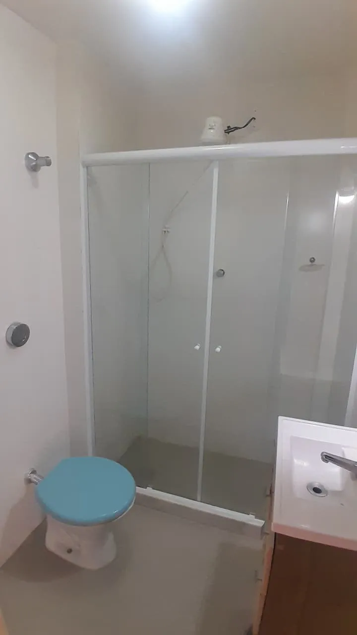 Unfurnished 1-bedroom apartment with glass shower and electric showerheads — photo 6
