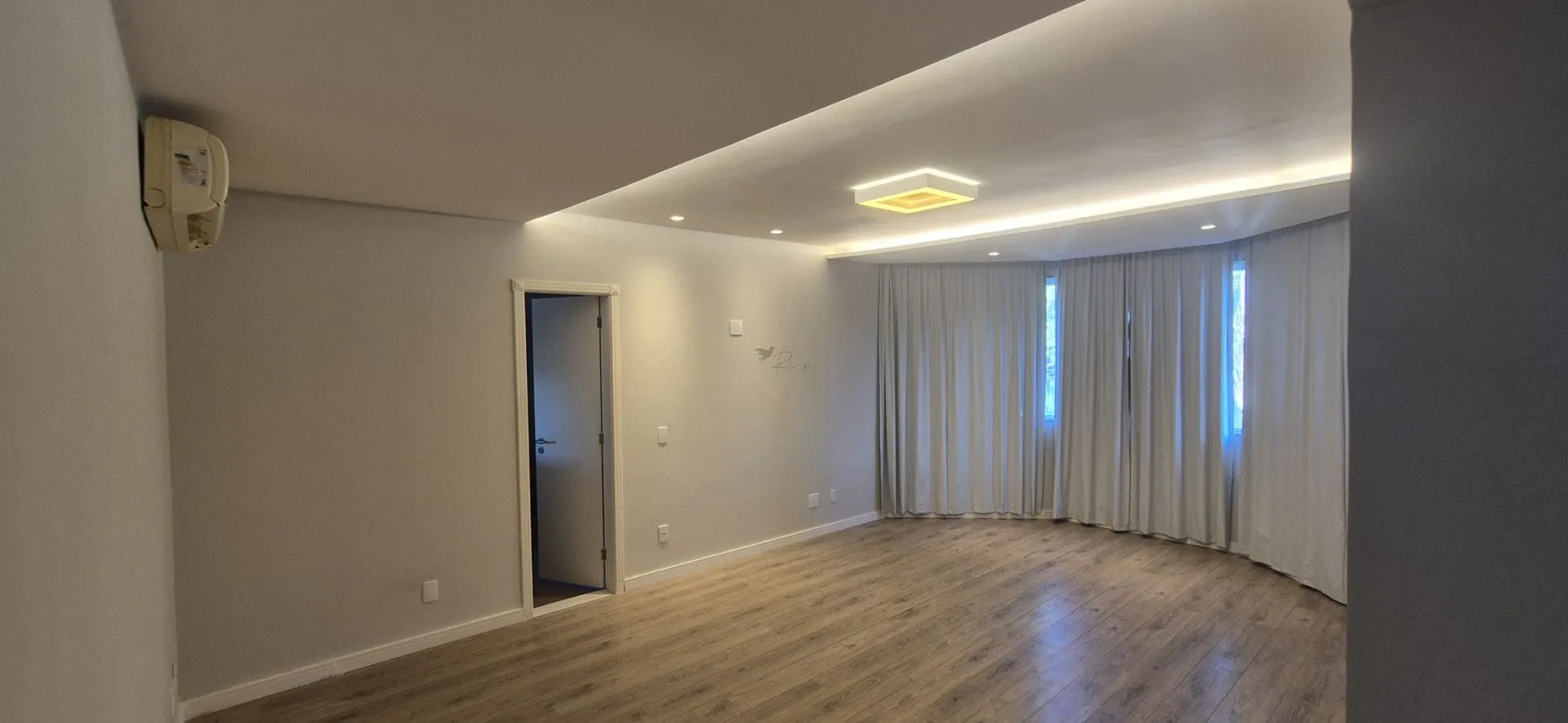 Furnished house, 469 m², with floor-to-ceiling windows