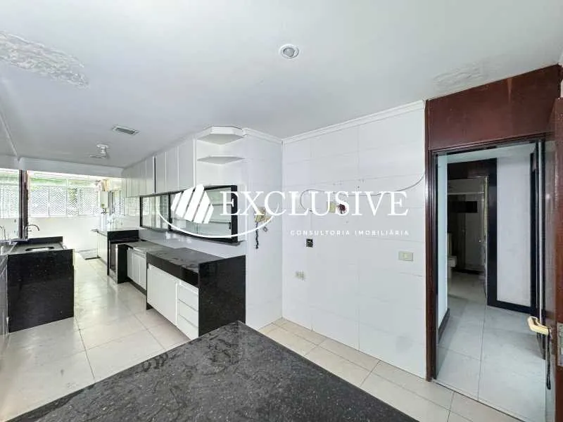 Residential apartment with 4 bedrooms and enclosed balcony — photo 26