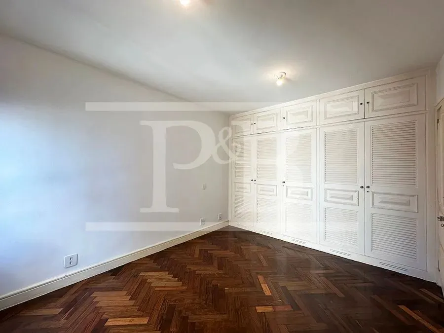 250 m² apartment with 4 bedrooms and a glassed-in balcony — photo 20