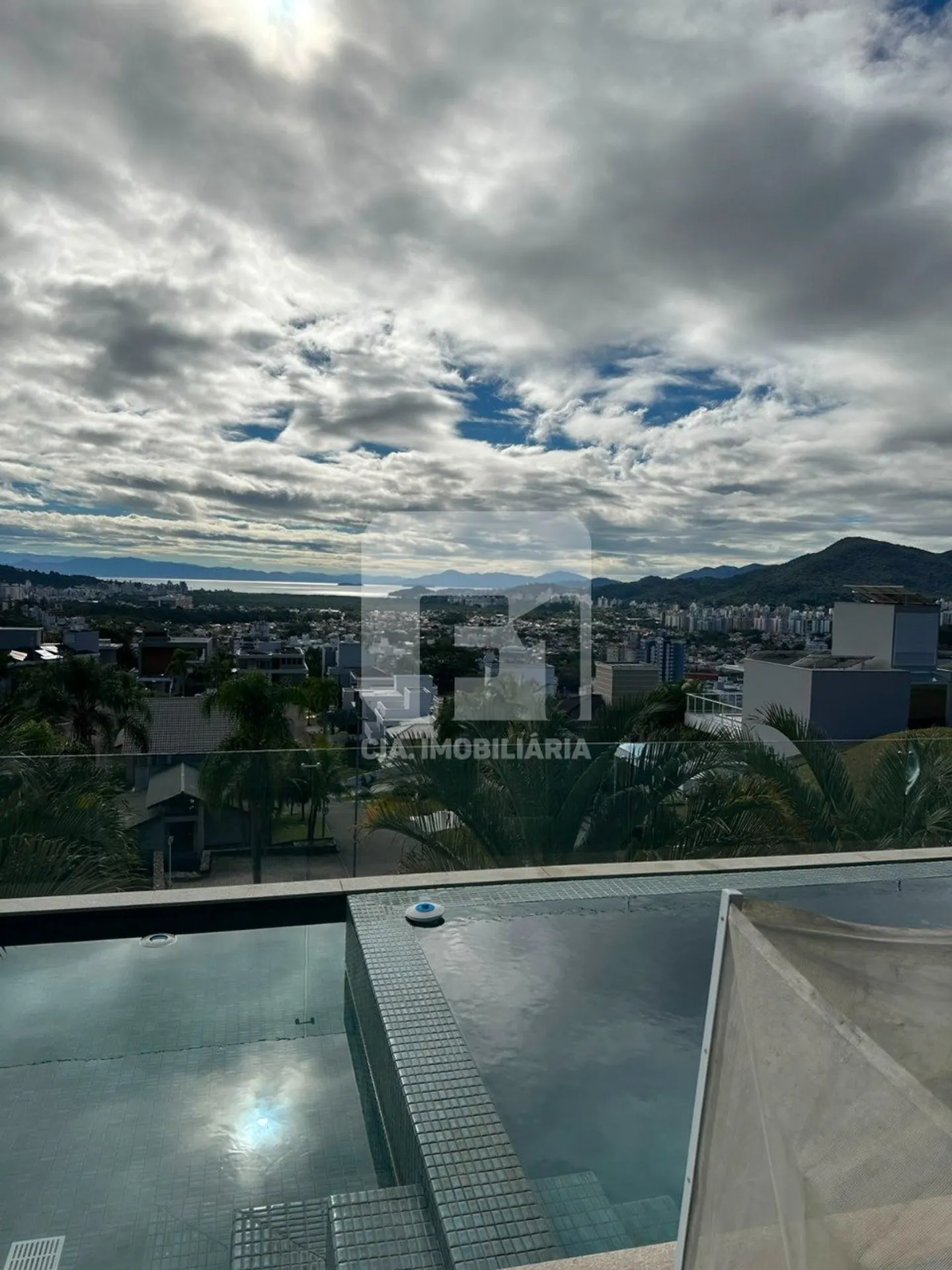 Furnished house with 6 bedrooms and 650 m² total — photo 49