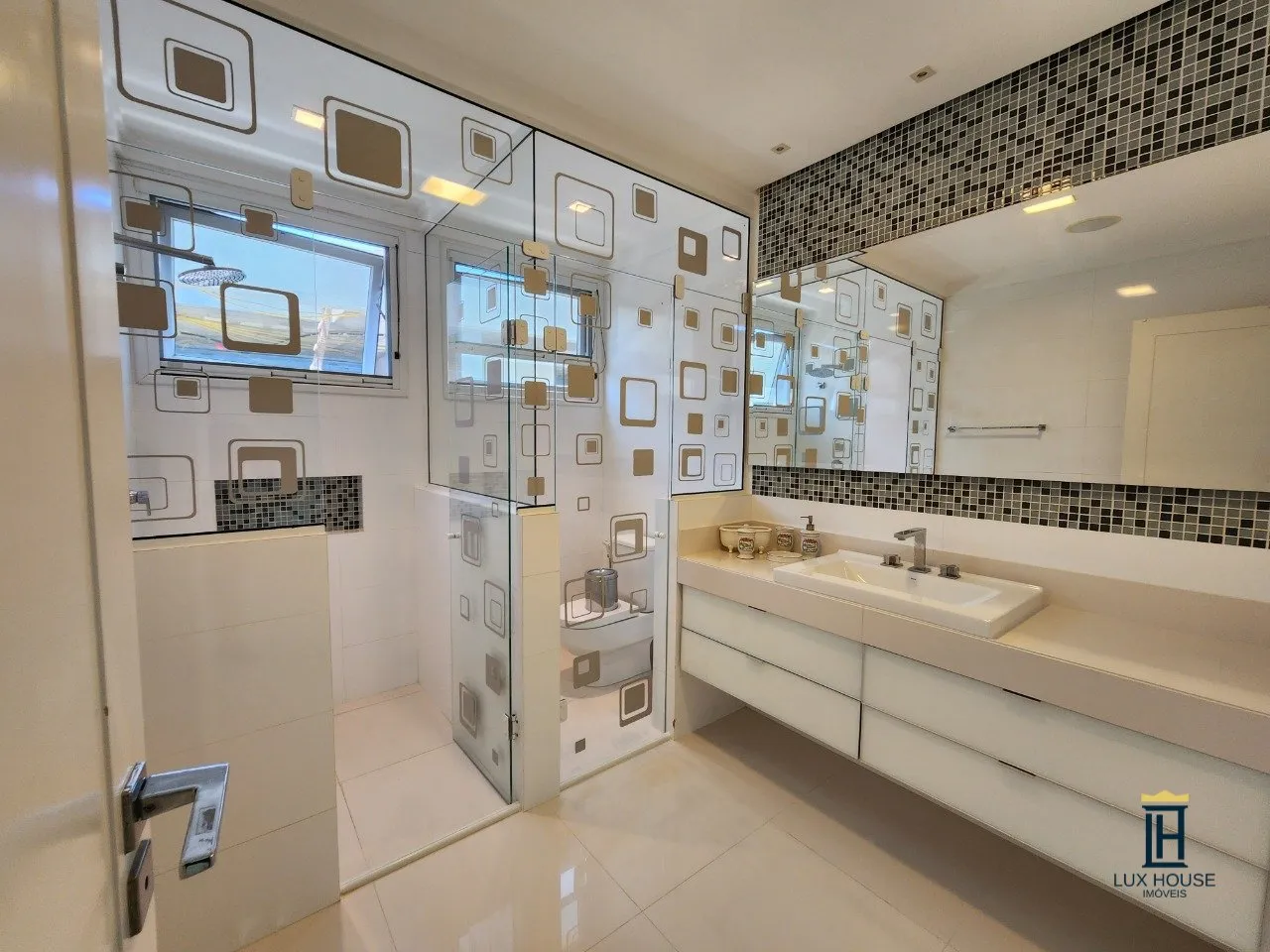Furnished house with 7 en-suite bedrooms and 10 baths — photo 33