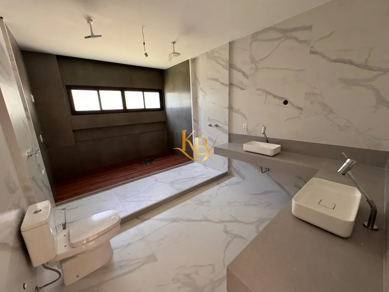 Casa com 5 quartos e área de piscina ao ar livre — photo 33