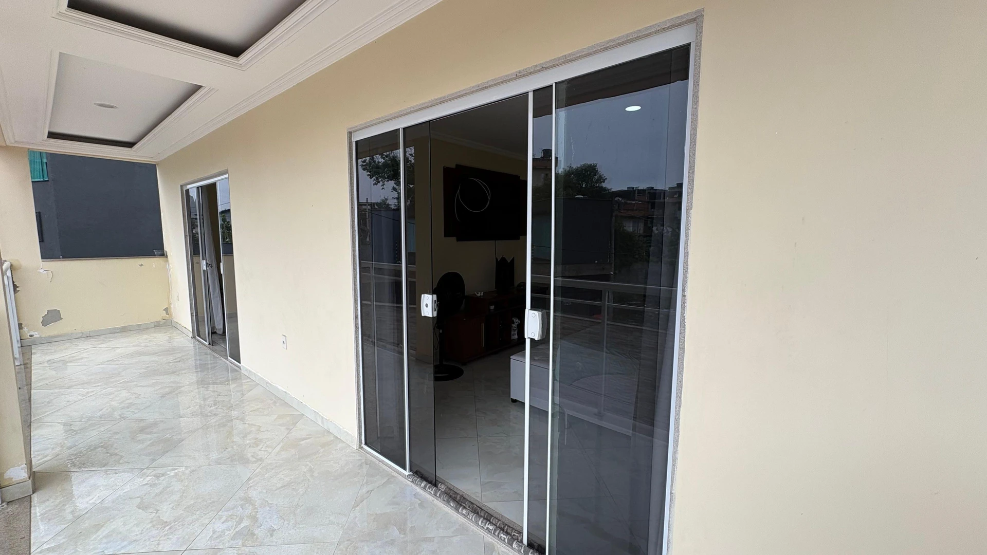 4-bedroom house with a glass-enclosed balcony — photo 10