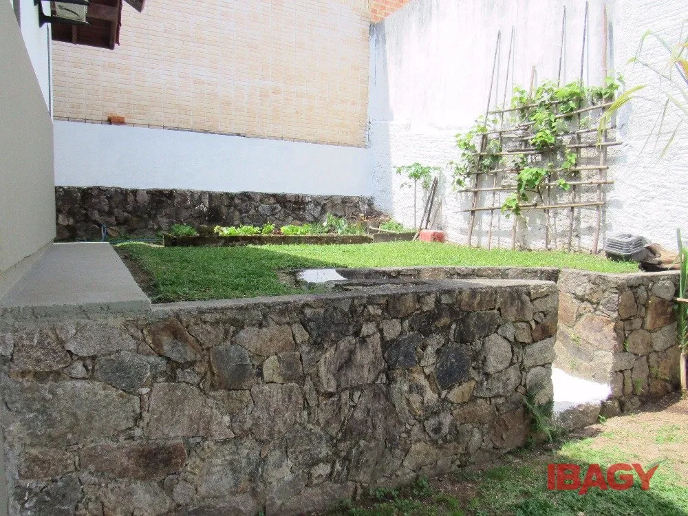 House with 4 bedrooms and 380 m², 2 parking spots — photo 50