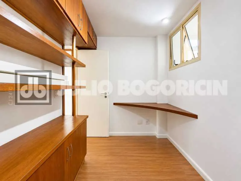 3-bedroom apartment with a park view in Rio de Janeiro — photo 15