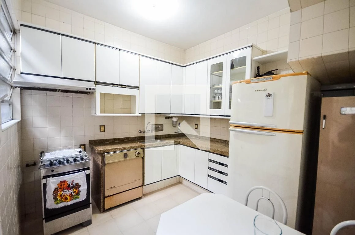 Casa mobiliada com 3 quartos e 1 banheiro
