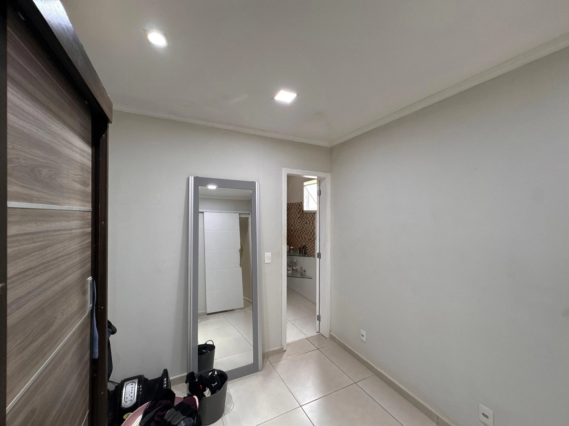 Furnished condo house with 3 bedrooms and laundry setup — photo 4