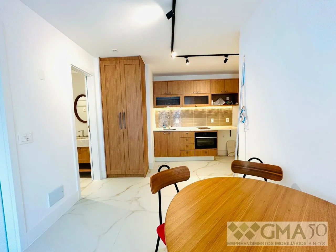 Unfurnished 1-bedroom apartment with open-plan kitchen — photo 9