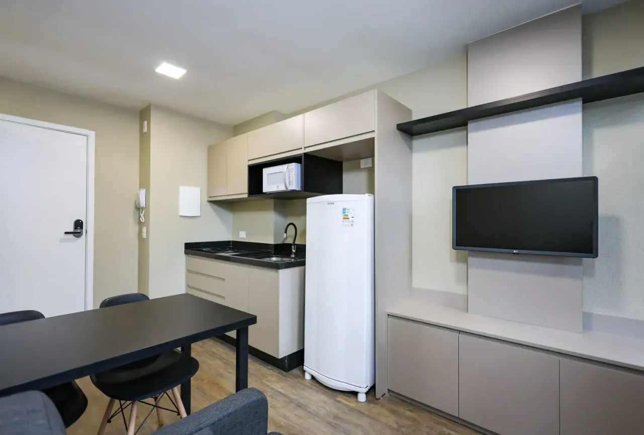 Furnished 1-bedroom apartment with open-plan kitchen — photo 2