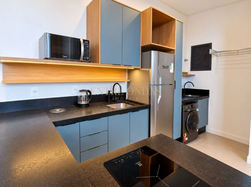 One-bedroom apartment with floor-to-ceiling windows — photo 8