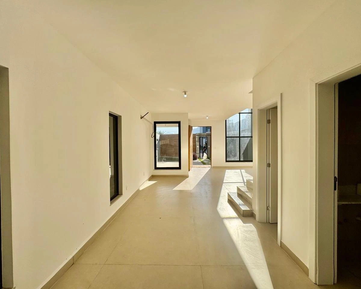 House, 240 m², with a glass-enclosed balcony — photo 7