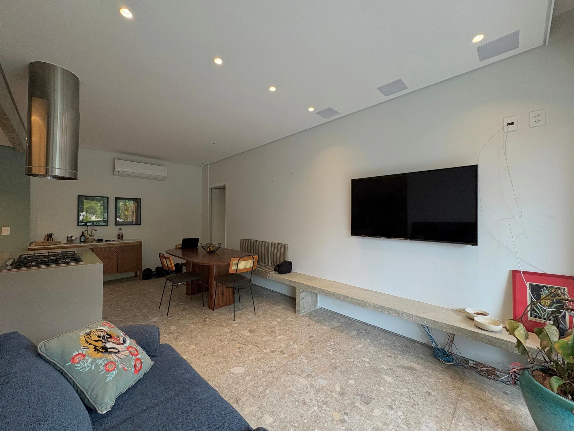 Furnished apartment, 100 m², with a grill on the balcony