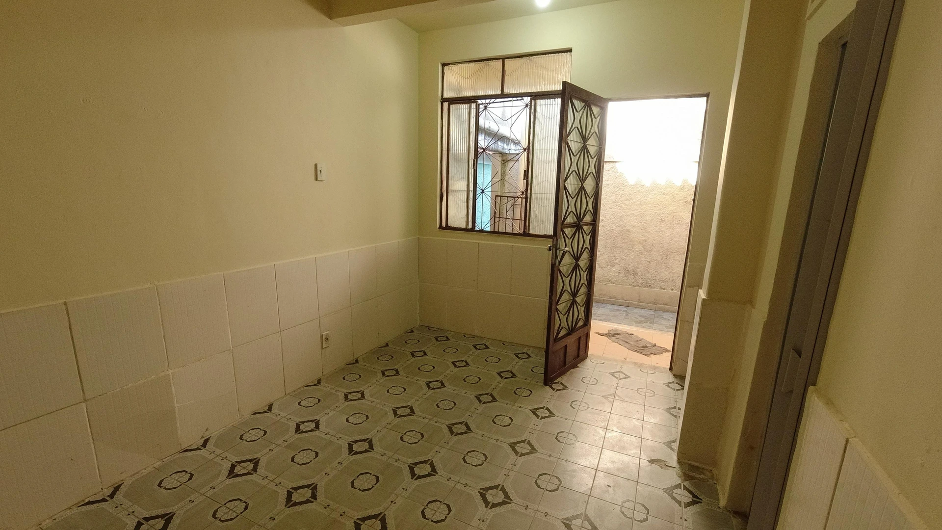 Unfurnished house with a balcony and private garden — photo 16