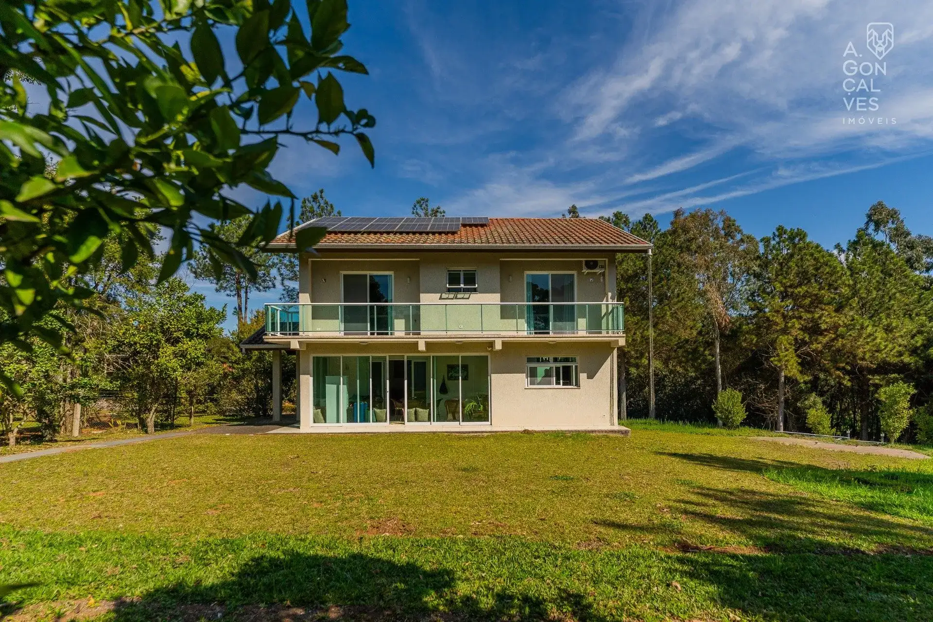 House with 4 bedrooms, 4 bathrooms and air conditioning