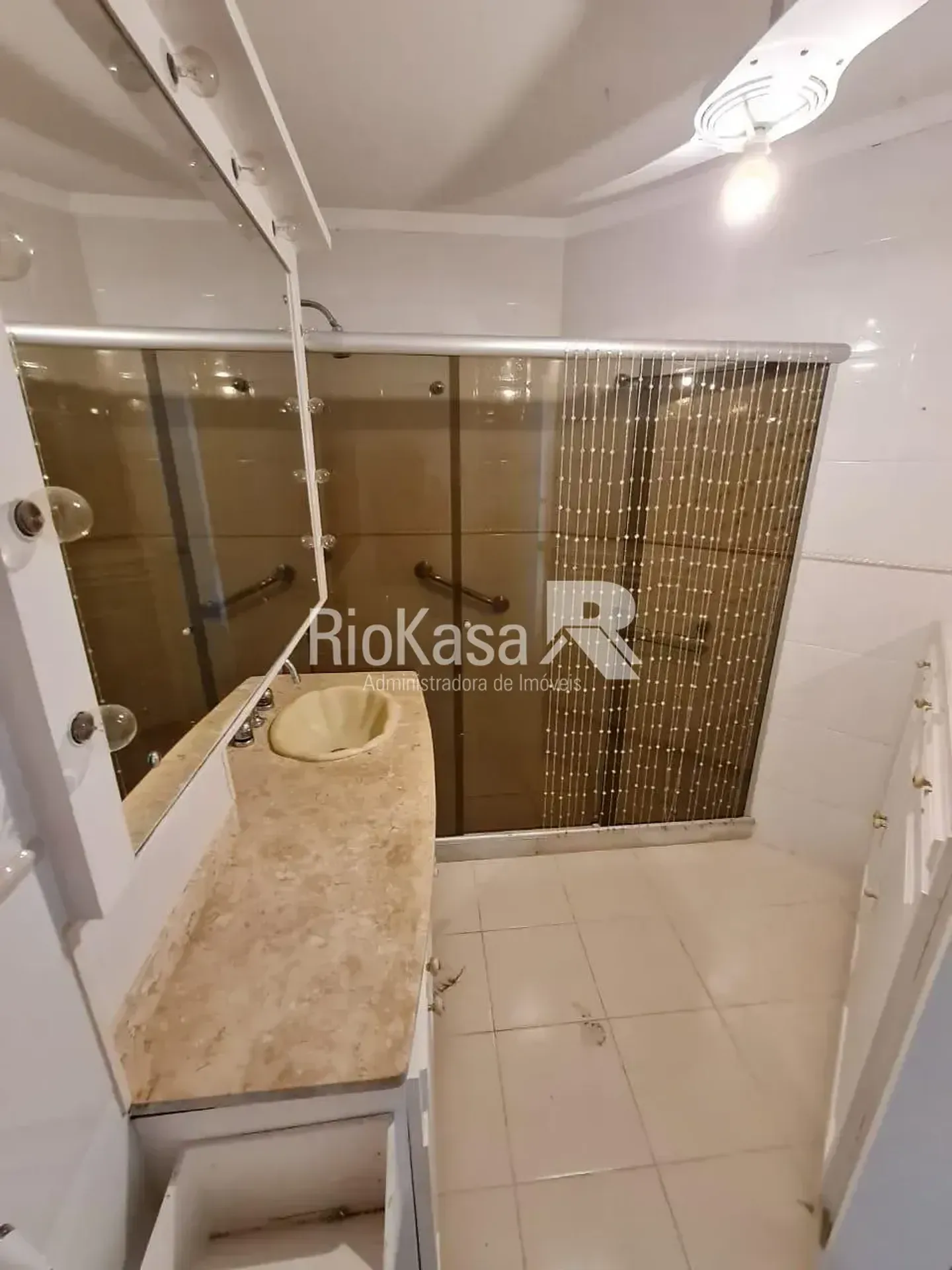 4-bedroom apartment in a building with a pool — photo 20