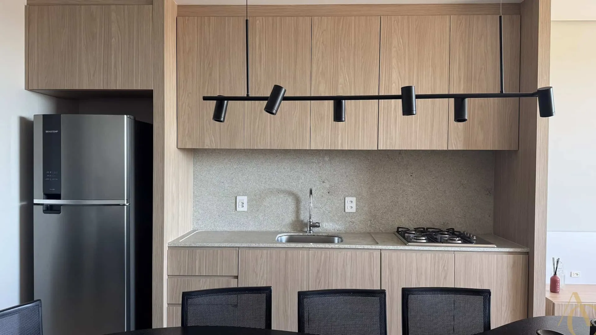Furnished studio with integrated kitchen and 1 bathroom — photo 7