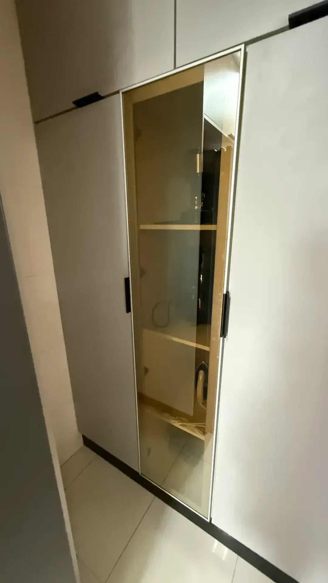 Glass-enclosed balcony in a 3-bedroom apartment, 93 m² — photo 26