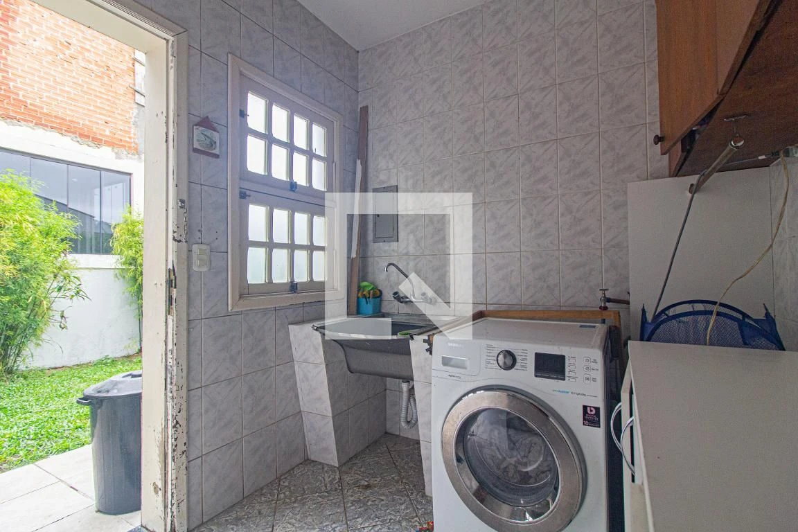 3-bedroom house with a walk-in closet in Curitiba — photo 26