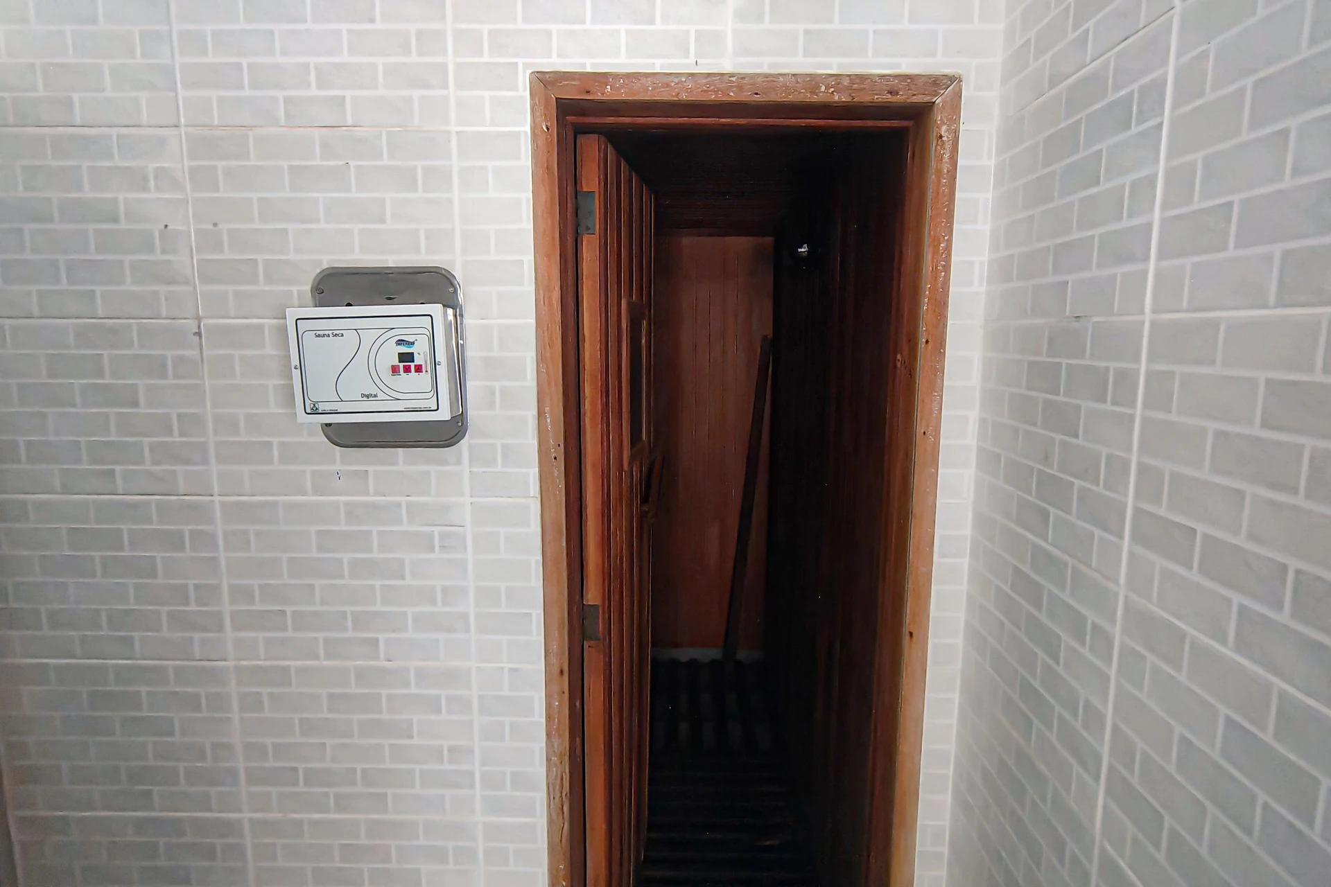 3-bedroom apartment in a building with a gym — photo 4