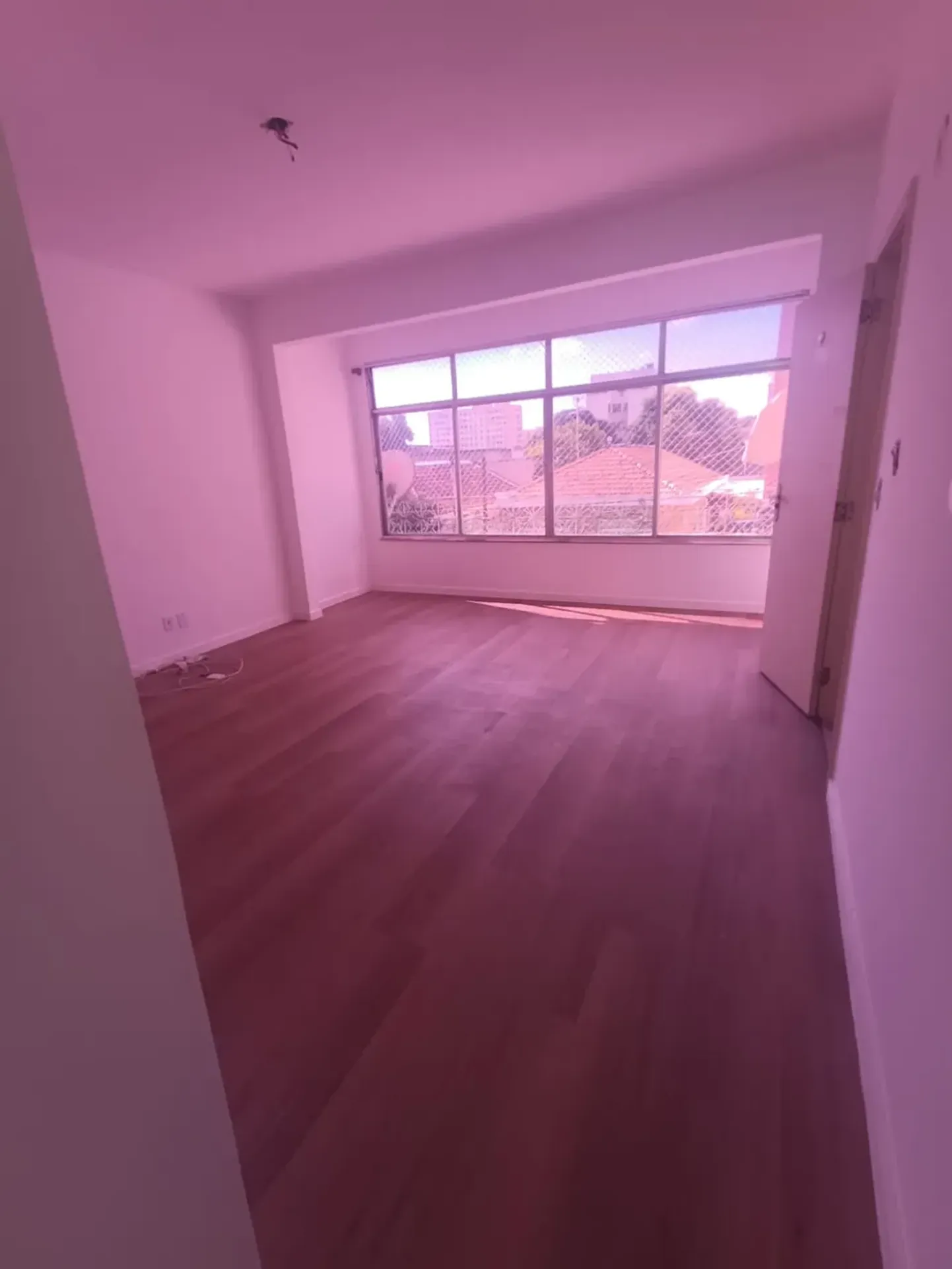 3-bedroom apartment with a closed kitchen and gas stove
