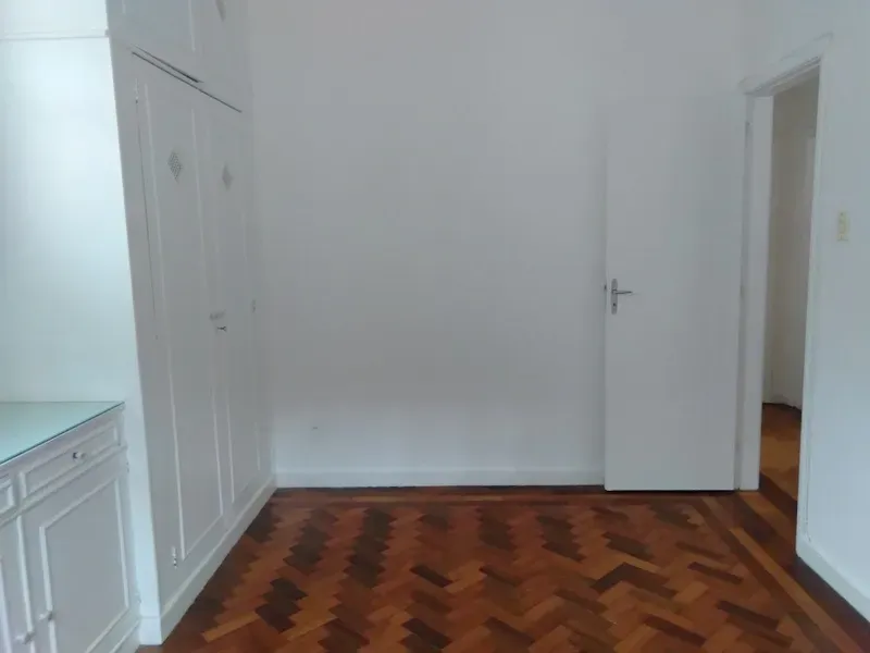 2-bedroom apartment with wood or laminate floors — photo 7