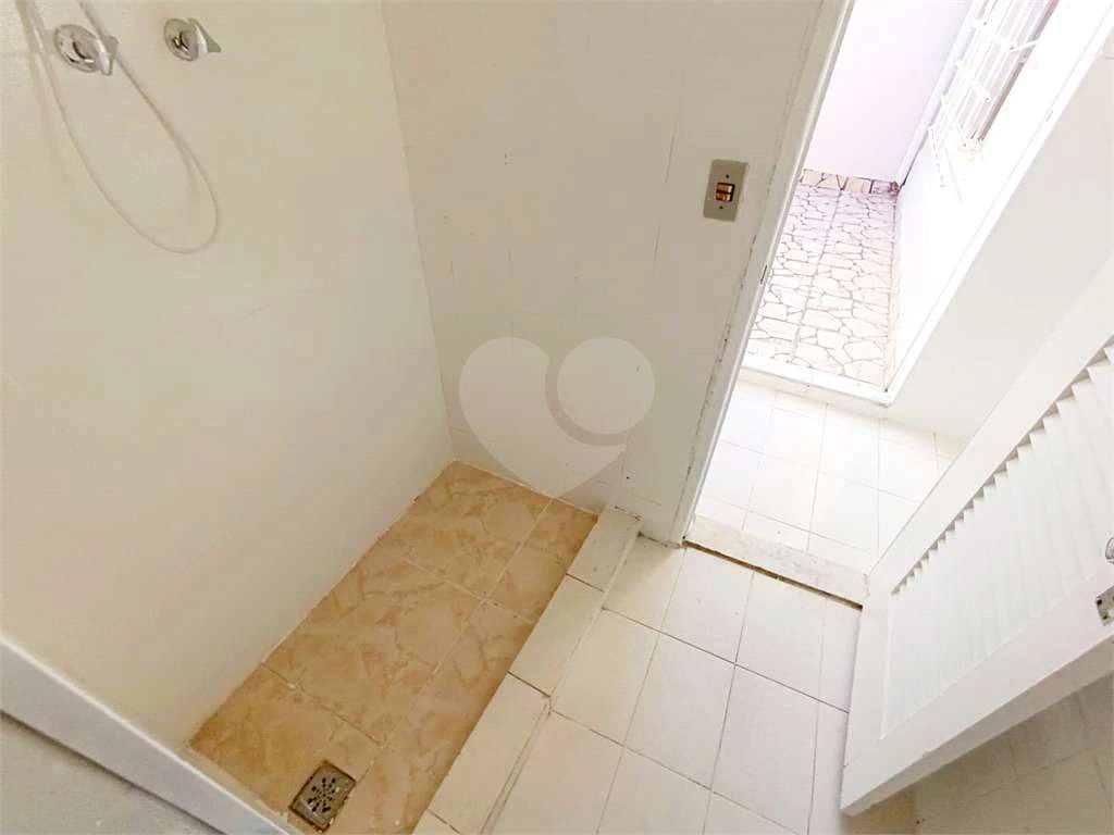 Unfurnished 1-bedroom apartment with a balcony — photo 18