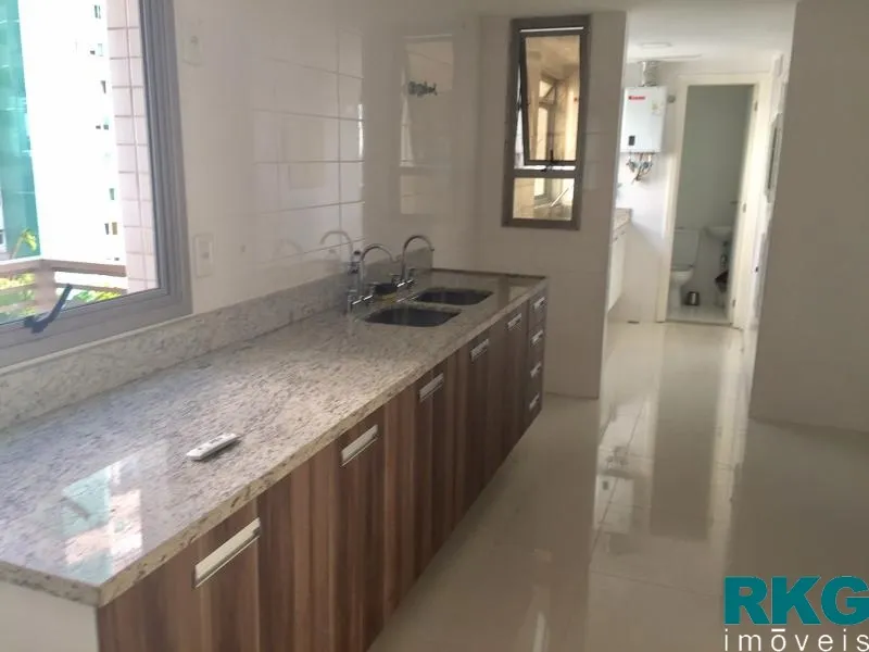Apartment with an open-plan kitchen and 4 bedrooms — photo 14