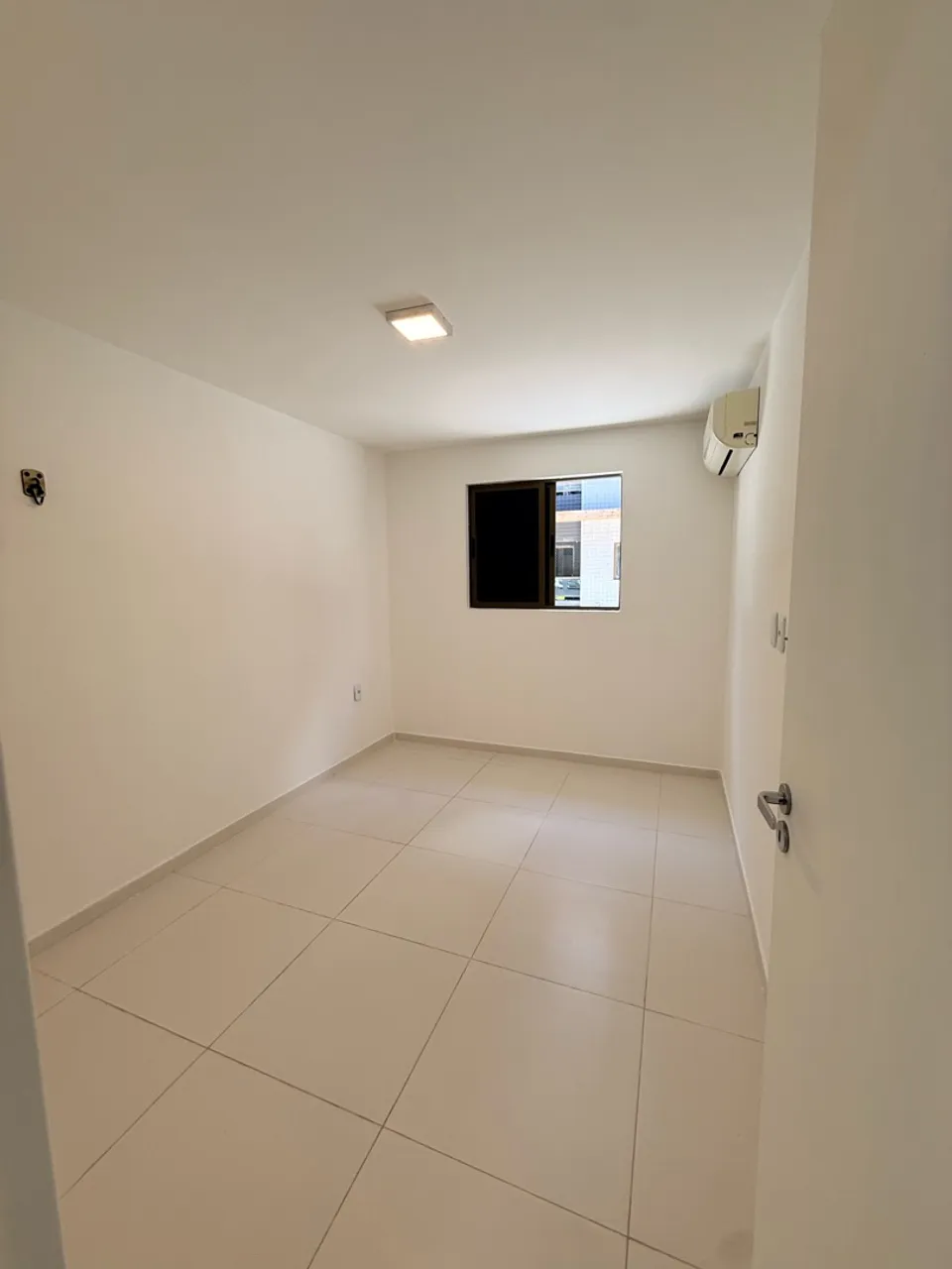 2-bedroom apartment in a building with a gym — photo 4