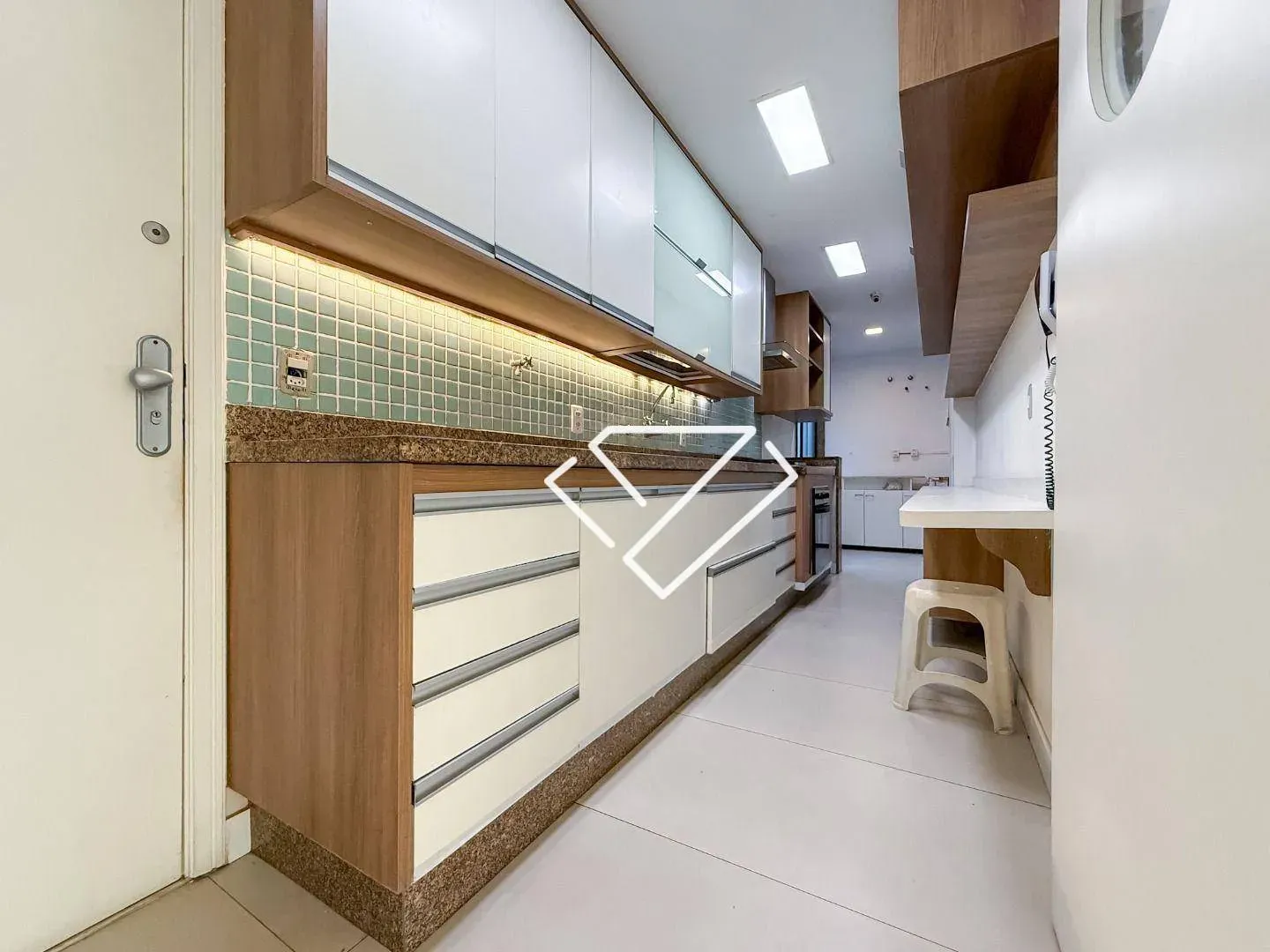 Apartamento com 4 quartos, 3 banheiros e varanda fechada — photo 27