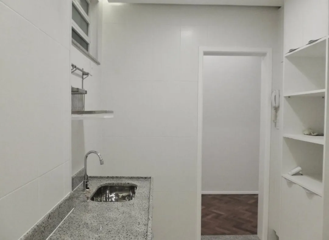 Wood or laminate floors in a one-bedroom apartment, 45 m² — photo 22