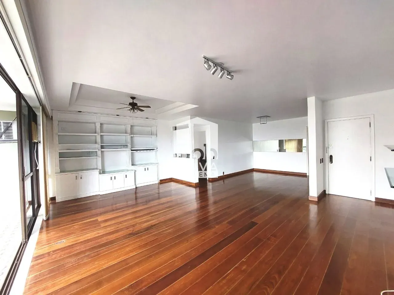 Unfurnished 161 m² apartment with a closed kitchen — photo 6