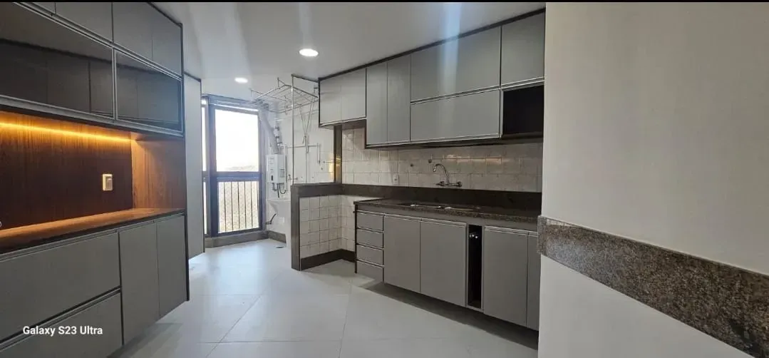 Apartment with 3 bedrooms and city plus water views — photo 4