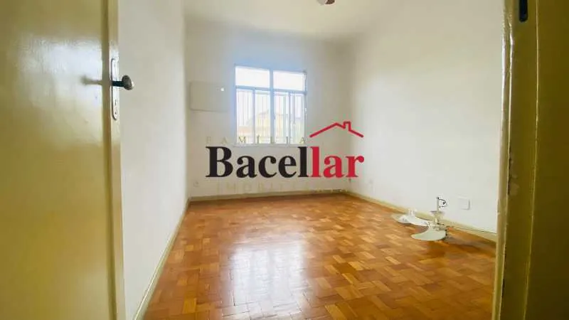 Wood or laminate floors in a 2-bedroom apartment, 83 m² — photo 9