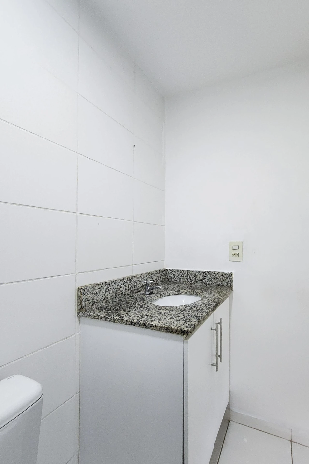 2-bedroom apartment in a building with a gym — photo 5