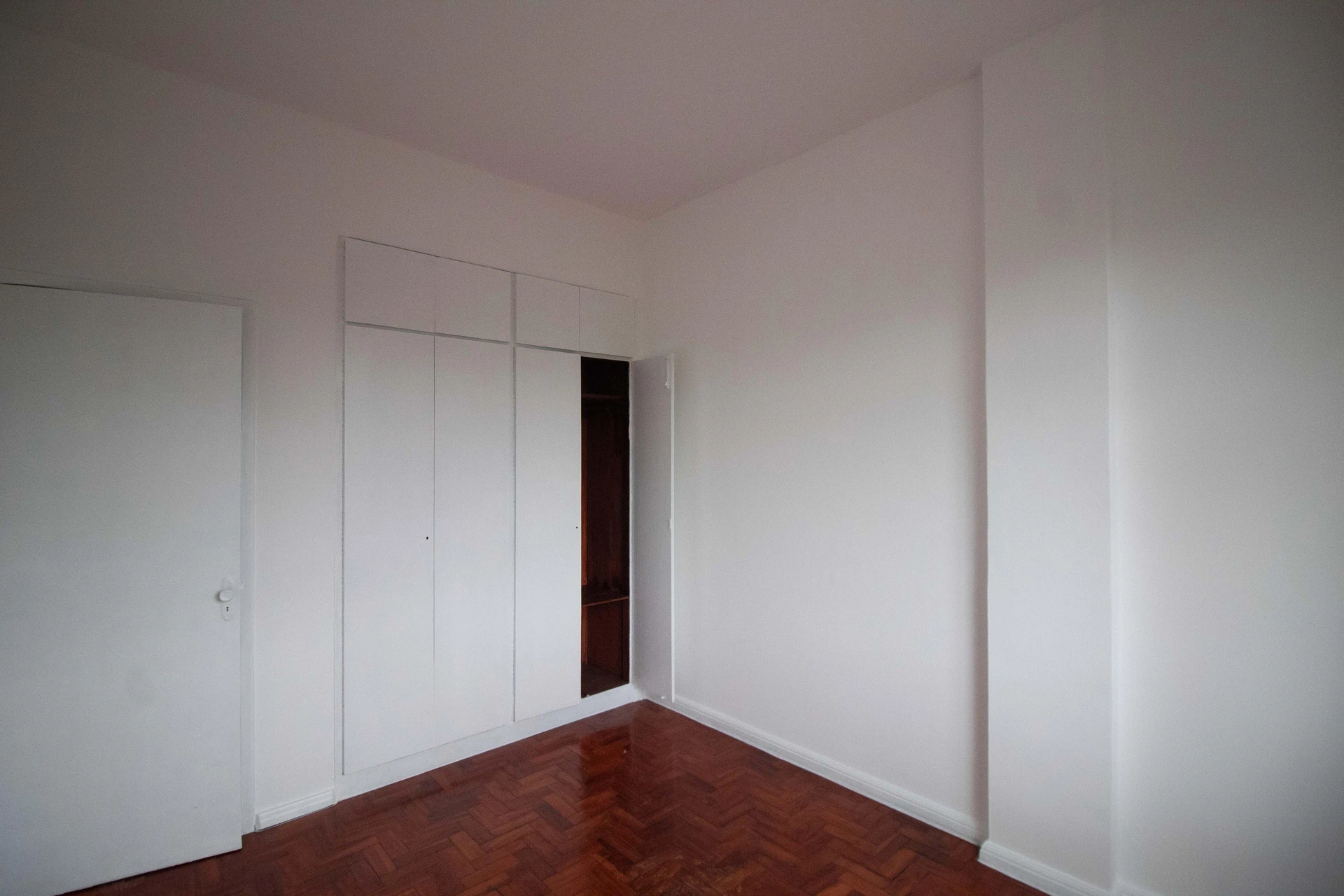 Apartamento de 2 quartos com piso de madeira ou laminado — photo 19
