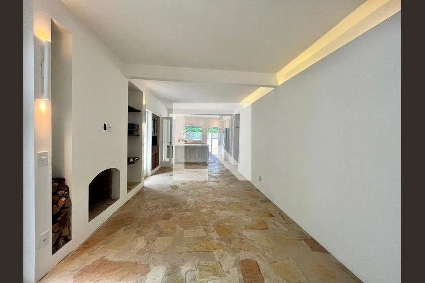 Balcony with a grill in a 3-bedroom house, 220 m² — photo 15