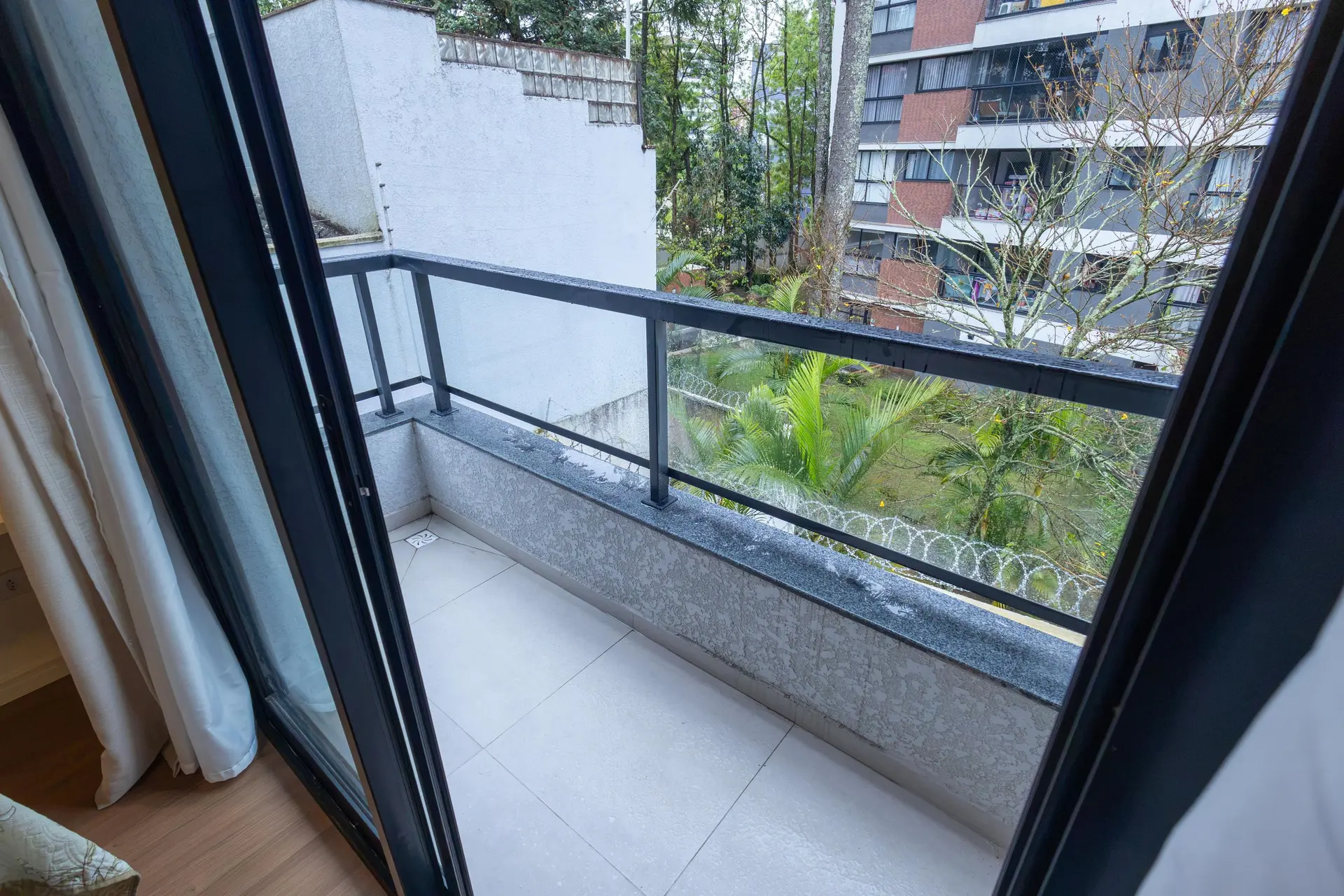 28 m² studio with a home office and a glass-enclosed balcony — photo 26