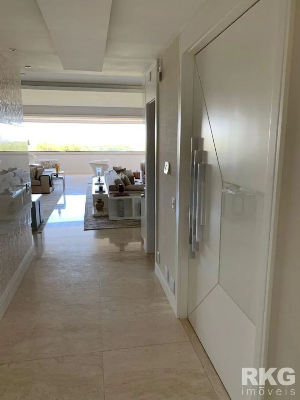 Unfurnished 4-bedroom apartment with 5 bathrooms — photo 16