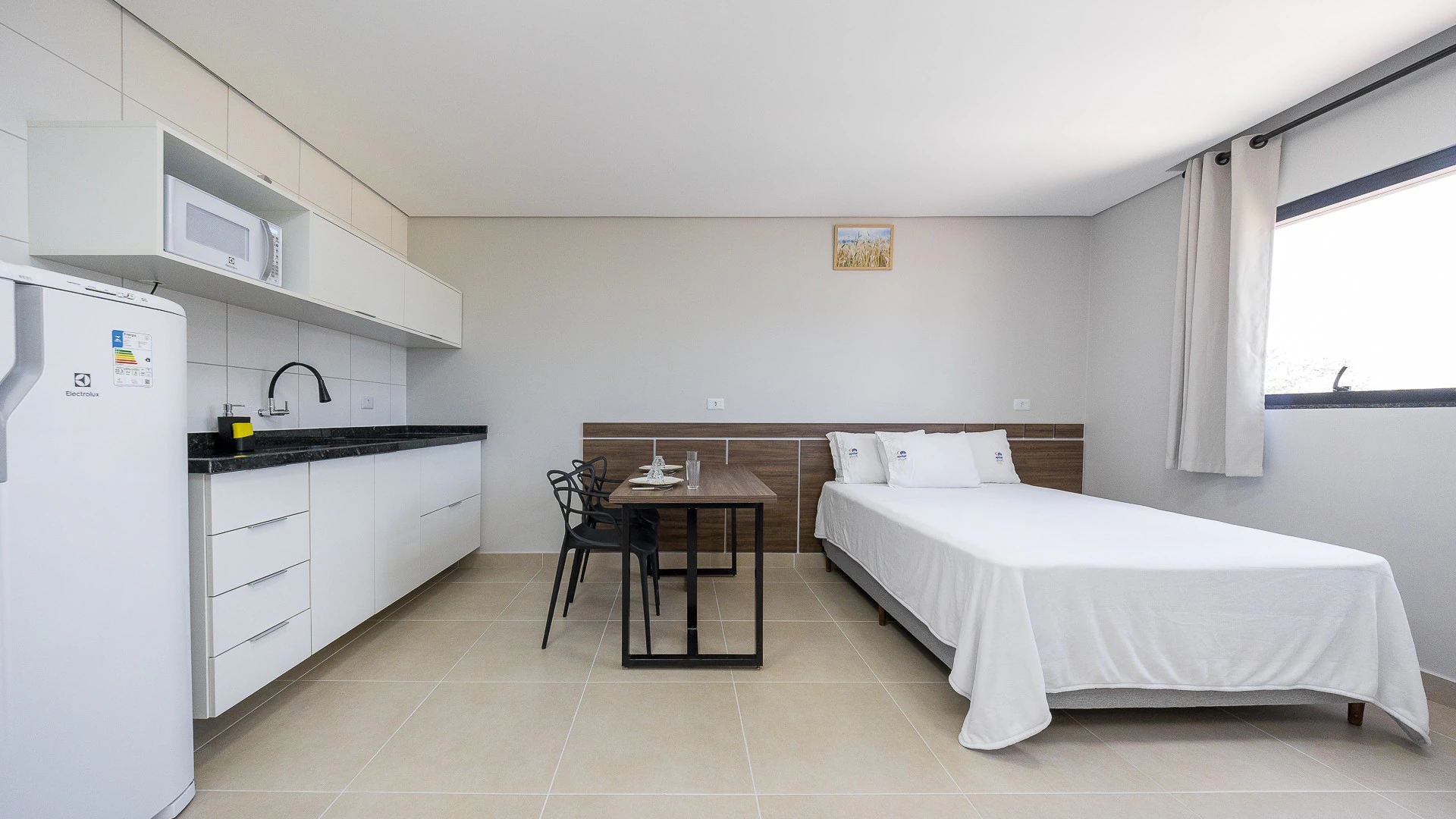 1-bedroom apartment with a kitchenette and microwave — photo 4