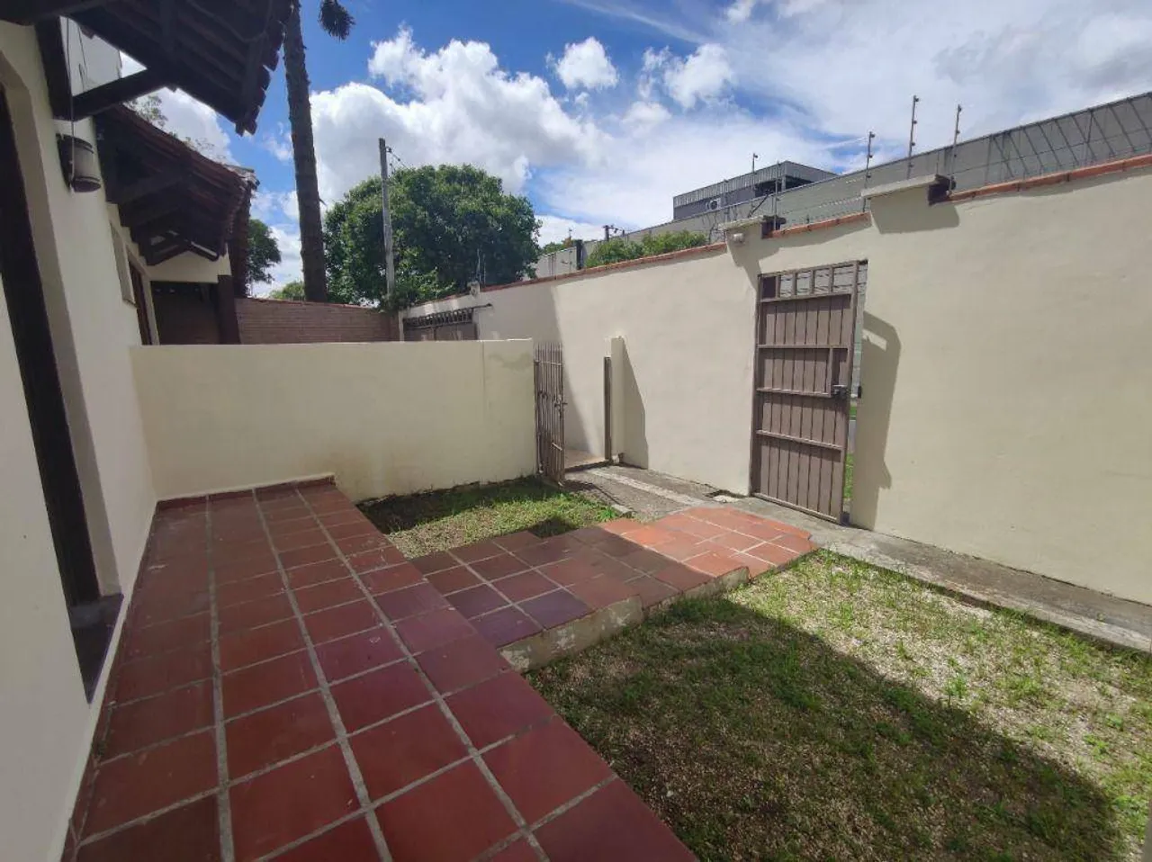 Two-story house with 3 bedrooms and 2 bathrooms — photo 13
