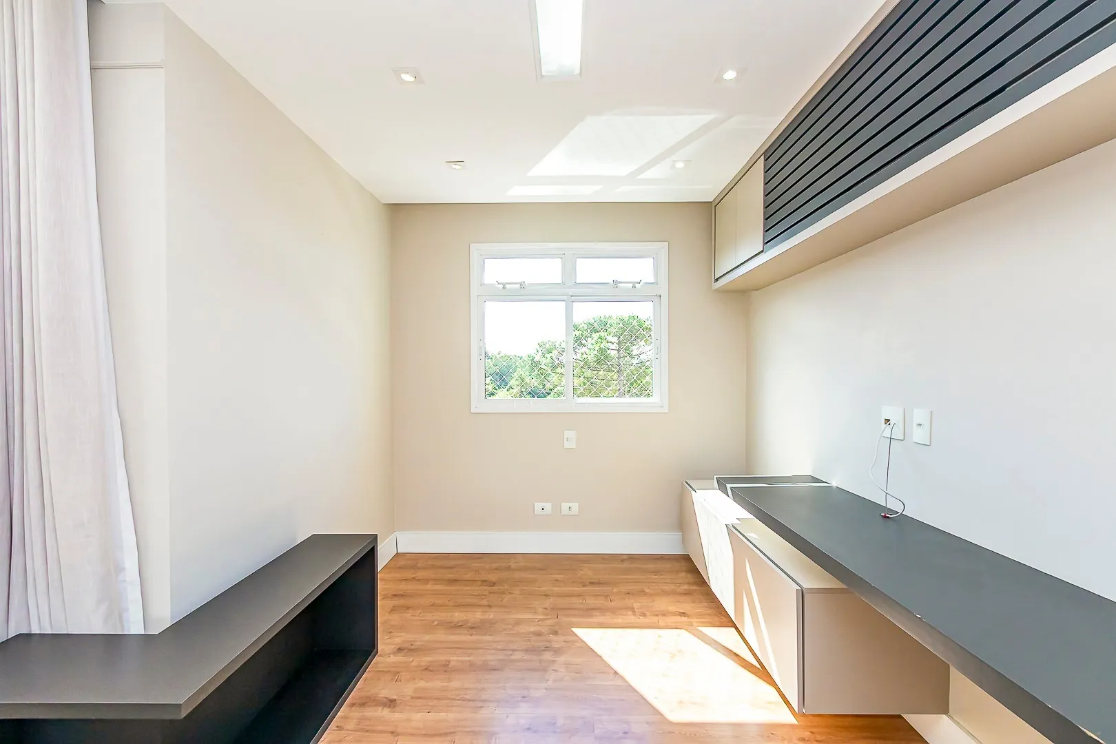 Apartment on the 8th floor with a glass-enclosed balcony — photo 31