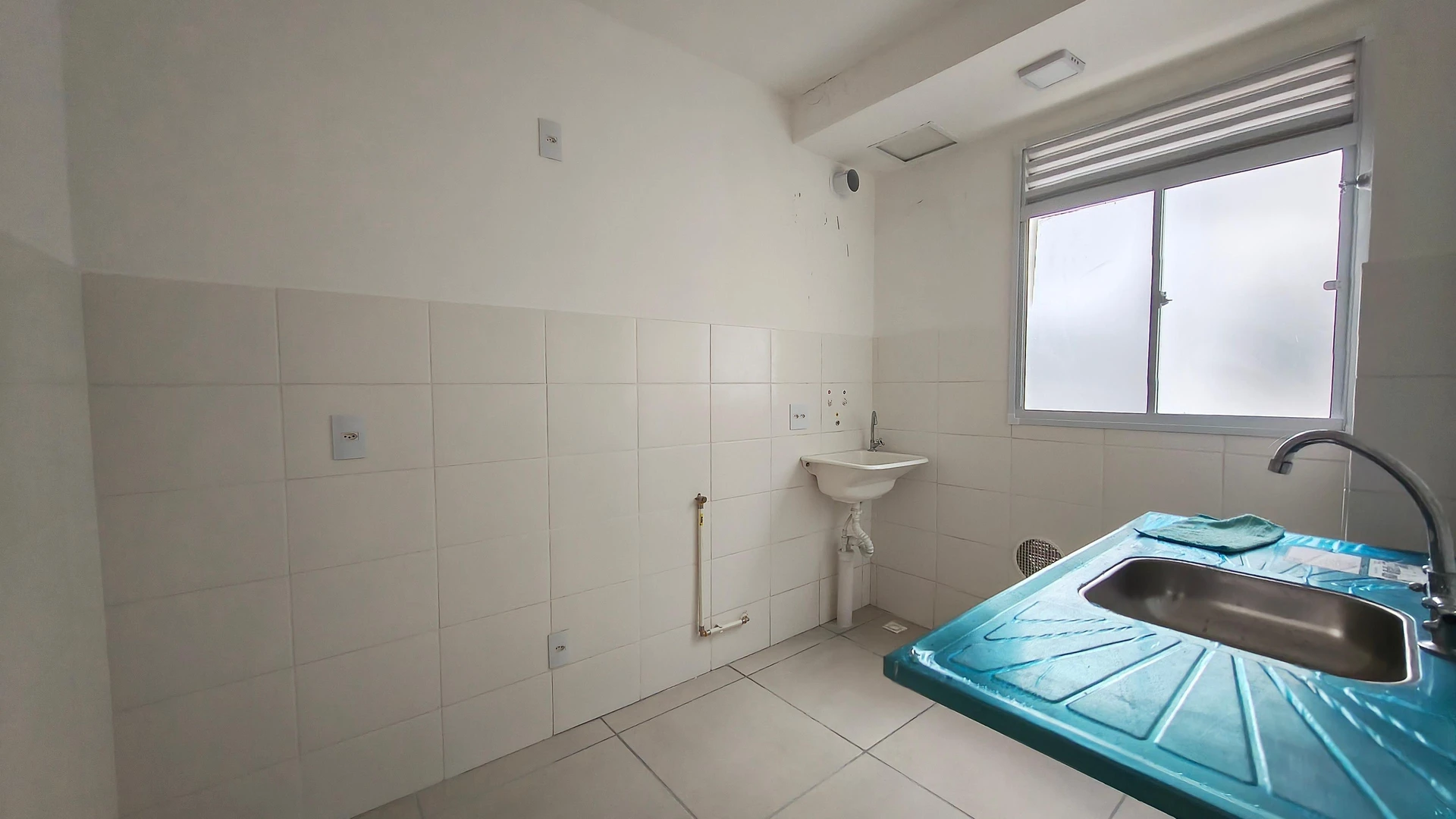 2-bedroom apartment with wood or laminate floors — photo 5