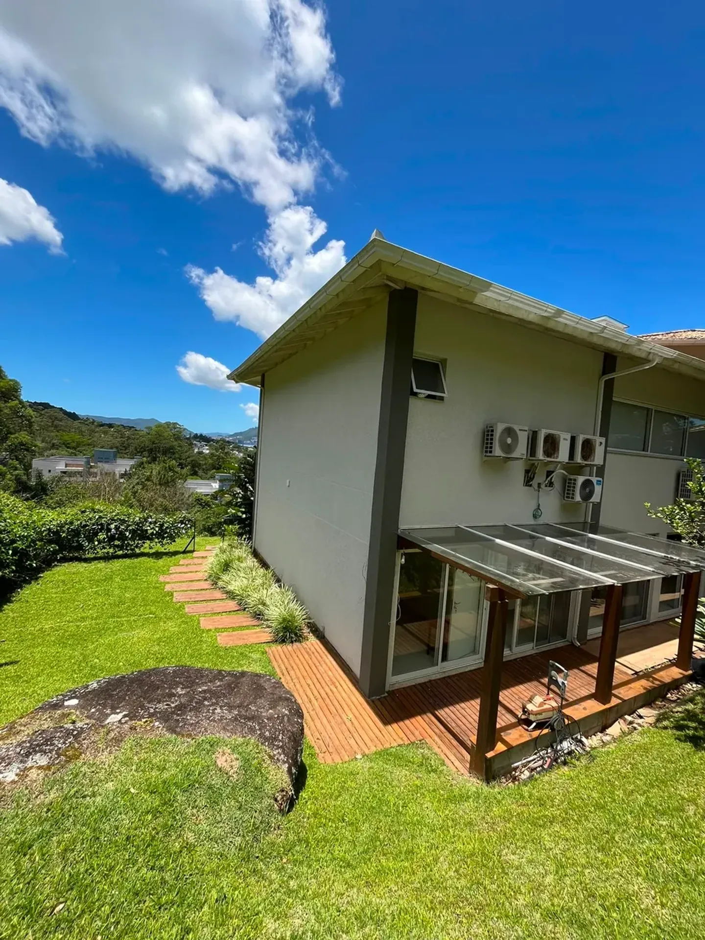 Casa de 1000 m² con vista al agua y chimenea — photo 49