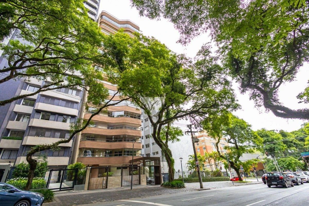 Apartment with wood floors, 4 bedrooms and glass balcony — photo 42