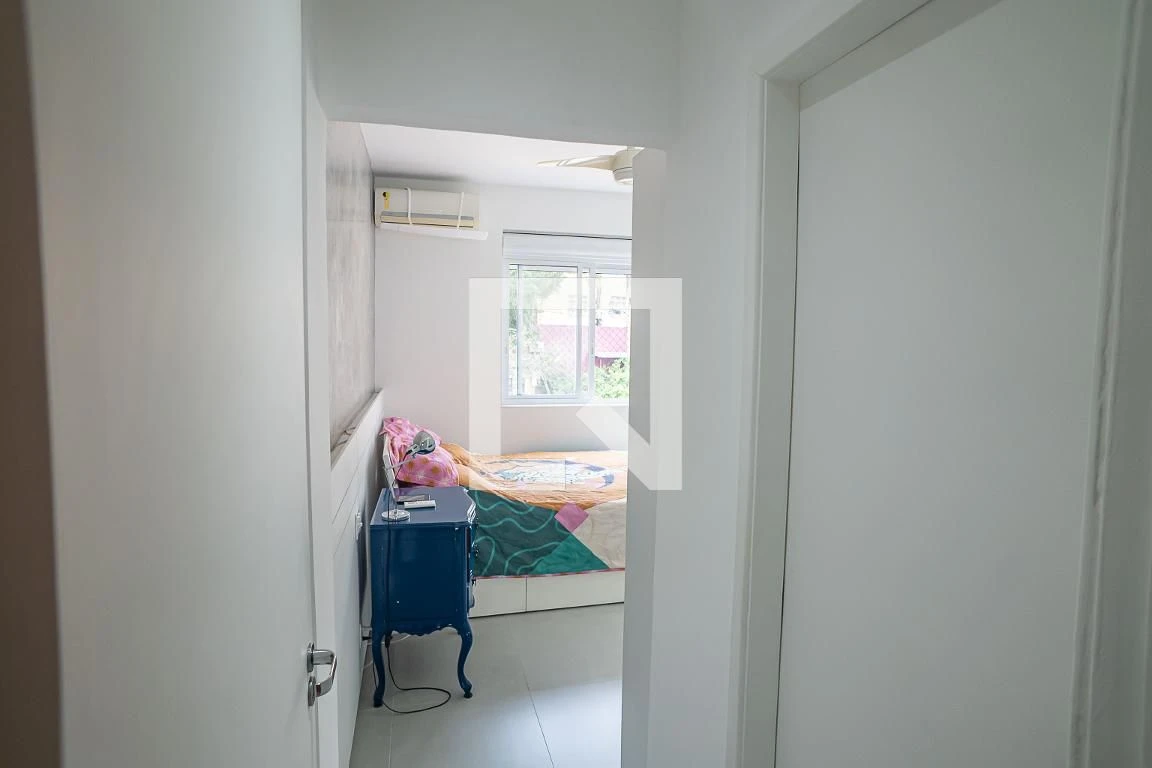 Furnished 2-bedroom apartment with en-suite bathrooms and open kitchen — photo 50